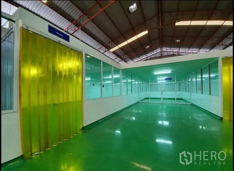 โรงงาน ขายในChon Buri - โถงทางเดินกั้นกระจก พร้อมม่านริ้ว PVC สีเหลือง
