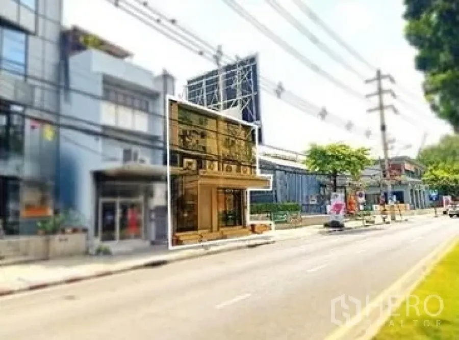 零售空间 出租在Khlong Toei, Bangkok - 两层玻璃店面沿繁忙道路，宽人行道，邻近轨道交通。