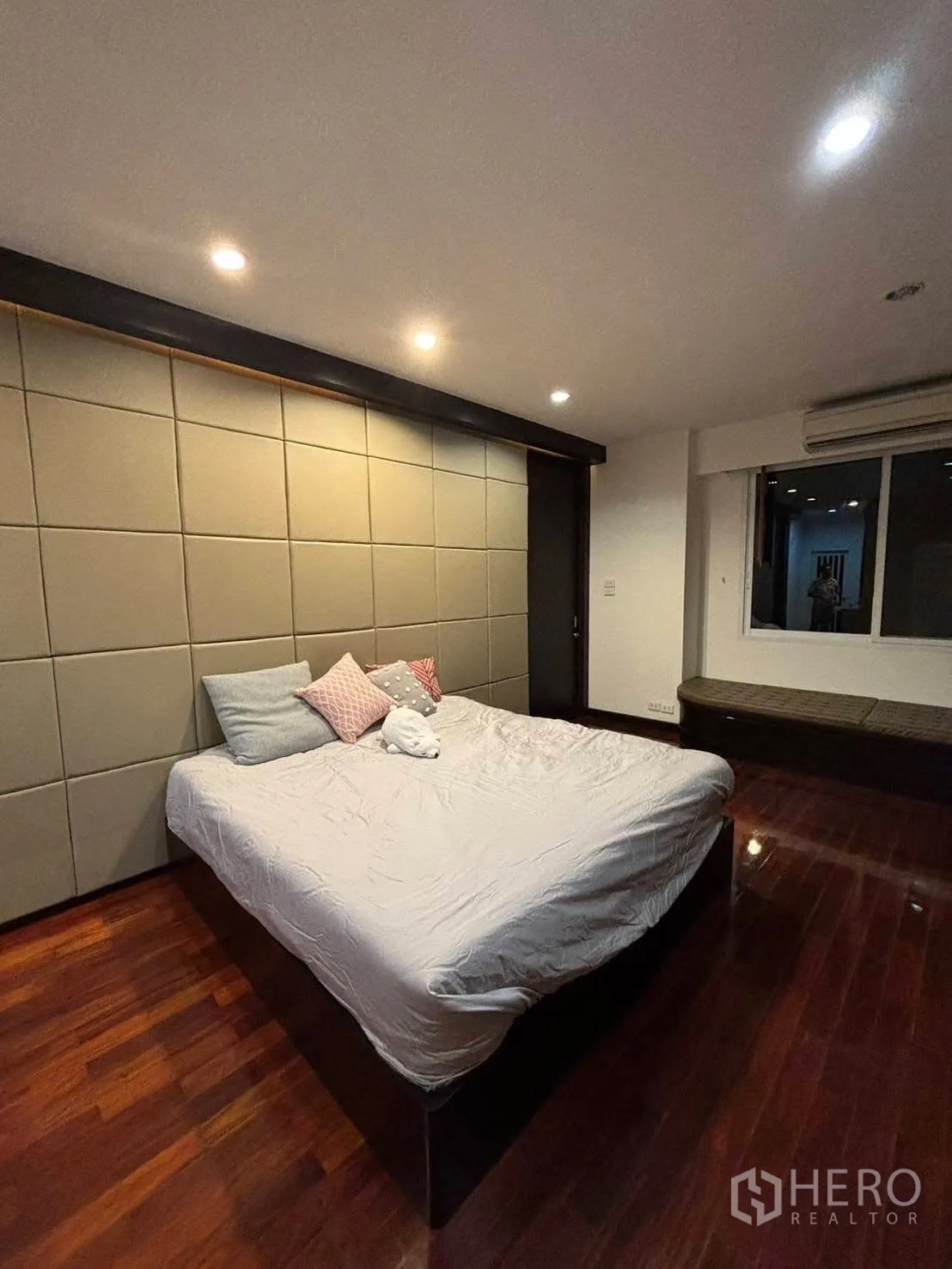 Detached House for rent in Bang Kapi, Bangkok - Master bedroom with padded headboard and warm lighting.