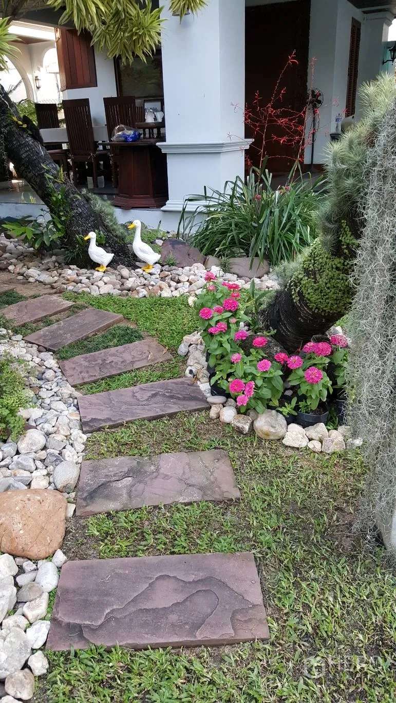 Detached House for rent in Khlong Toei, Bangkok - Landscaped garden with stone stepping path, flower beds and a covered terrace area.