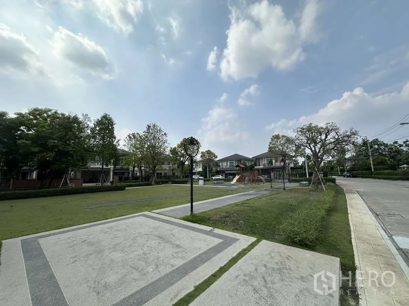 独立式住宅 出售在Sai Mai, Bangkok - 小区公园，草坪、步道和儿童游乐场。