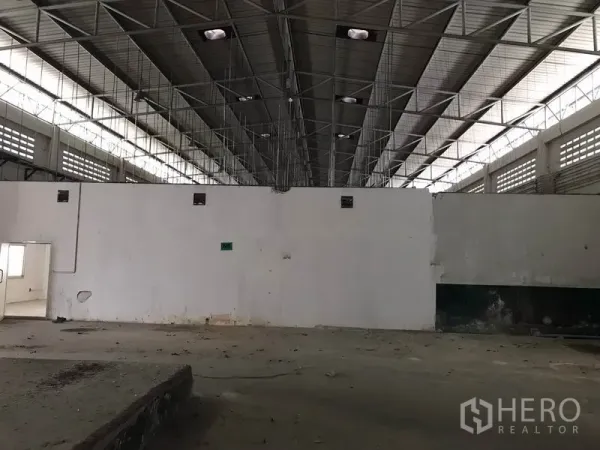 工厂 出租在Mueang Chon Buri, Chon Buri - 钢结构高挑屋顶与天窗，上方采光良好，混凝土地面