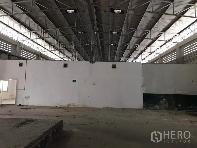 工厂 出租在Mueang Chon Buri, Chon Buri - 钢结构高挑屋顶与天窗，上方采光良好，混凝土地面