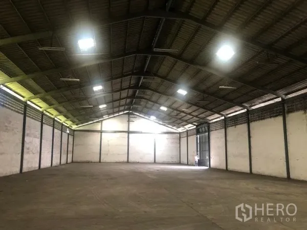 Warehouse for rent in Bang Pa-in, Phra Nakhon Si Ayutthaya - Open storage hall showing clear-span floor, ventilated walls, and a tall gable roof.