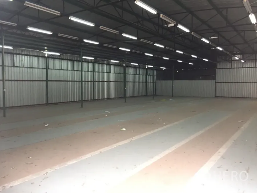 Warehouse for rent in Saphan Sung, Bangkok - Wide 500 sqm warehouse space in Bangkok with corrugated metal walls and green steel columns.