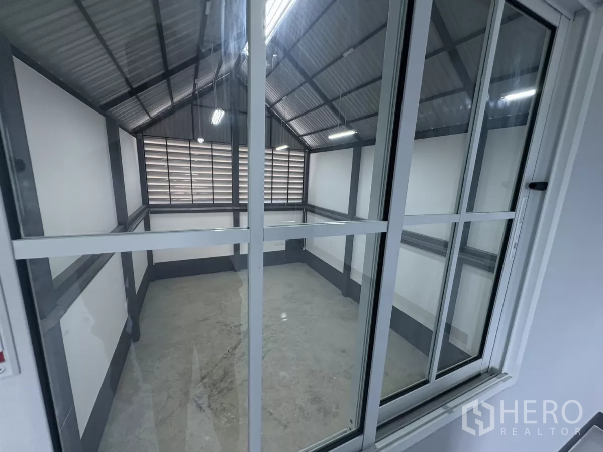 Factory for rent or sale in Bang Bua Thong, Nonthaburi - Glass-enclosed office overlooking the warehouse production area.