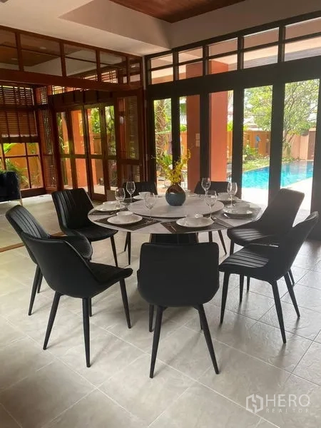 Detached House for rent in Suan Luang, Bangkok - Dining area for six beside glass doors opening to the pool terrace.