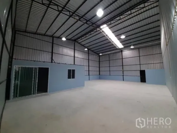 货栈 出租在Lam Luk Ka, Pathum Thani - 仓内带内置办公室，LED照明与高桁架屋顶。