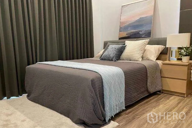 Detached House for rent in Bang Kapi, Bangkok - Guest bedroom with double bed, wood flooring and blackout curtains.