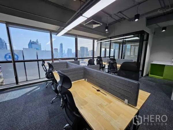 办公空间 出租在Ratchathewi, Bangkok - 开放式办公区，木质工位与隔板，落地窗外为城市天际线