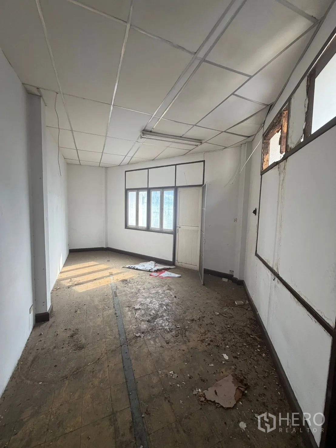 ตึกแถว for rent in Watthana, Bangkok - ห้องชั้นบนเรียบง่าย มีหน้าต่างและฝ้าเพดาน.
