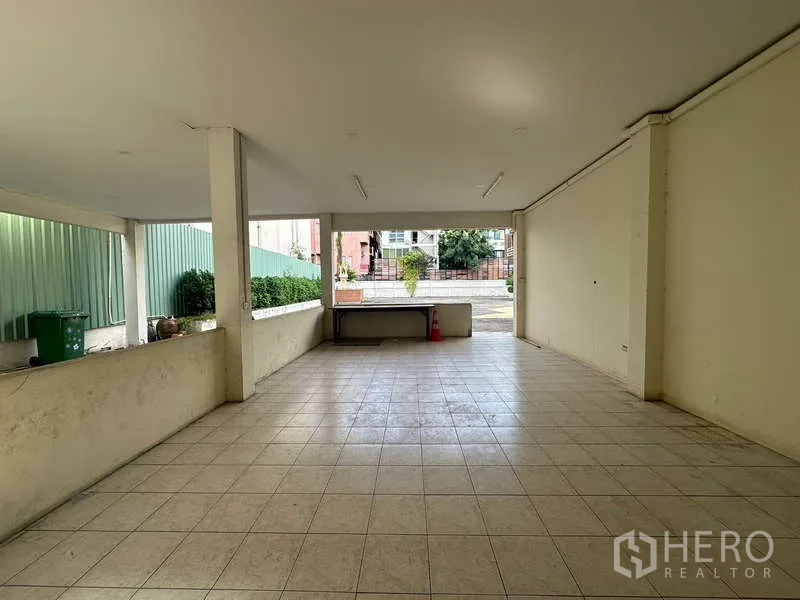 Home Office for rent in Chatuchak, Bangkok - Sheltered tiled area suitable for loading or seating.
