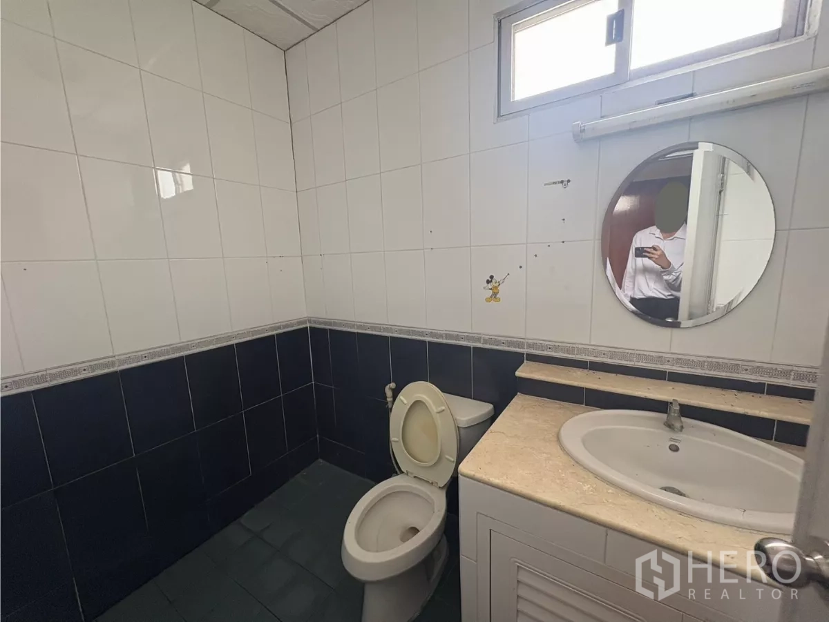 Warehouse for rent in Bang Phli, Samut Prakan - Second restroom with tiled walls, sink and toilet.