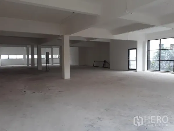 办公空间 出租在Khlong Toei, Bangkok - 大面积办公楼层，柱距合理，宽窗引入充足自然光，布局灵活。