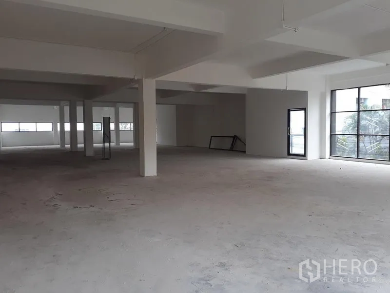 办公空间 出租在Khlong Toei, Bangkok - 大面积办公楼层，柱距合理，宽窗引入充足自然光，布局灵活。