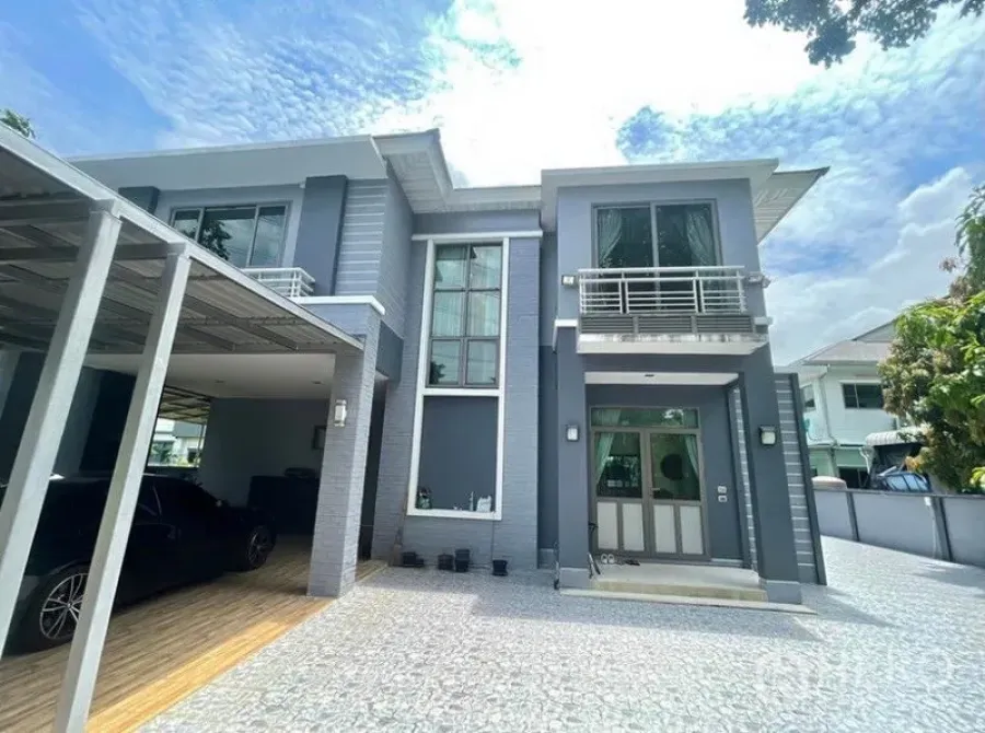 Detached House for rent in Prawet, Bangkok - Two-storey modern detached house with gray facade, balcony and covered carport.
