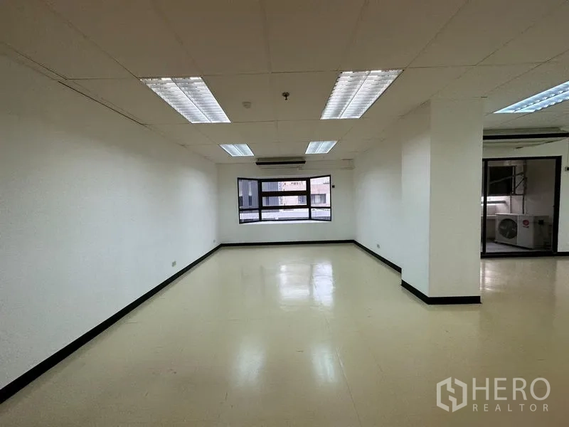 สำนักงาน ให้เช่าในPathum Wan, Bangkok - ห้องสำนักงานโล่ง เพดานฝ้าพร้อมไฟฟลูออเรสเซนต์ พื้นไวนิลสีอ่อนและหน้าต่างพร้อมแอร์