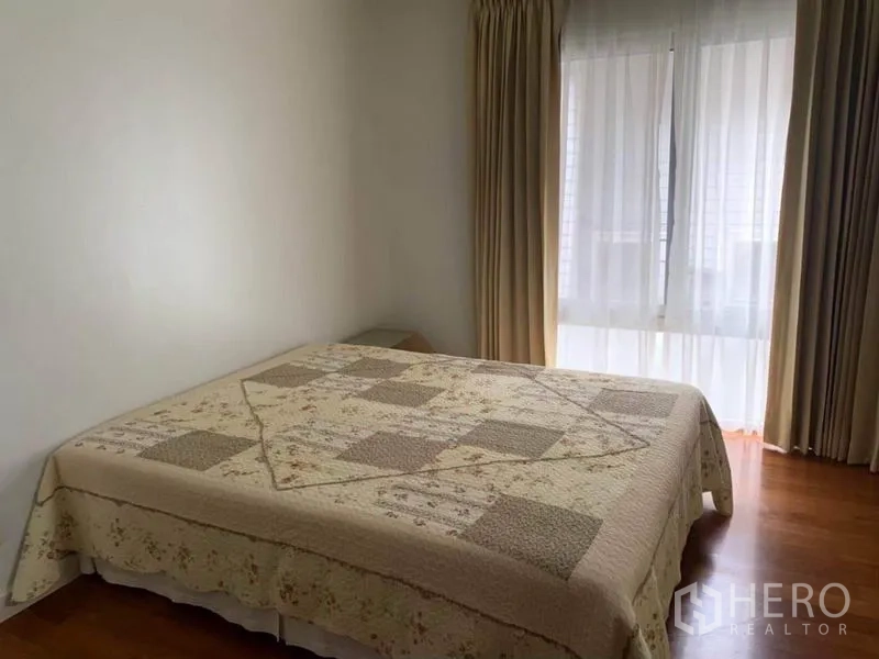 联排别墅 出租在Khlong Toei, Bangkok - 温馨次卧，双人床、窗帘与柔和自然采光。