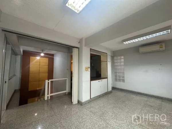 店屋 出租在Khlong Toei, Bangkok - 走廊与工作间，带内置柜，靠近楼梯