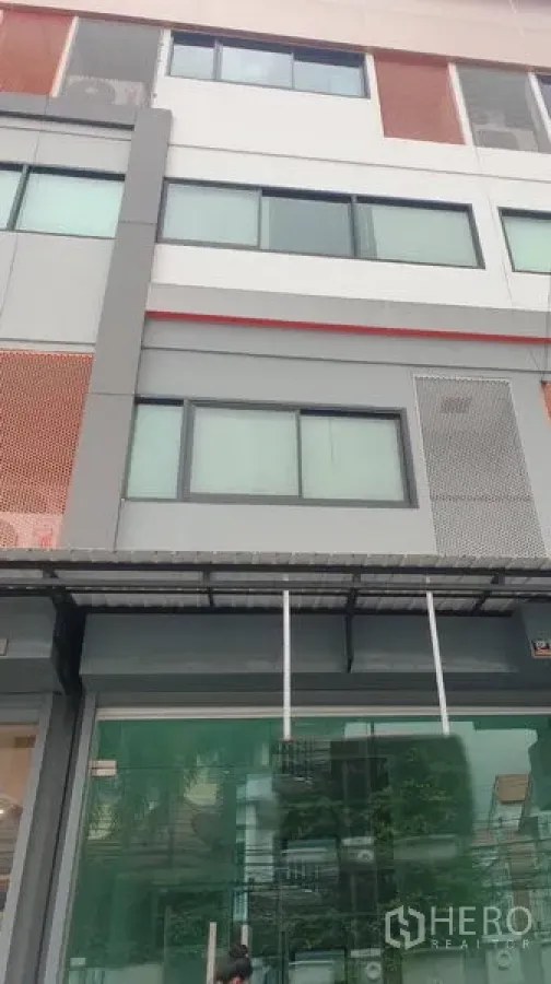 Home Office for rent in Bang Rak, Bangkok - Modern multi-storey home office facade with large windows and a glass storefront in Bang Rak.
