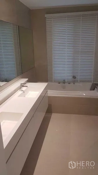 Detached House for rent in Prawet, Bangkok - Modern bathroom with twin vanity and a bathtub beneath blinds