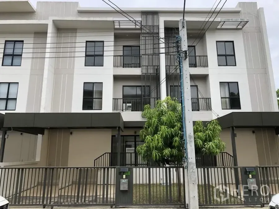 联排别墅 出租或出售在Saphan Sung, Bangkok - 三层现代联排别墅外立面，带阳台、前院围栏和绿植，位于Villa Albero。