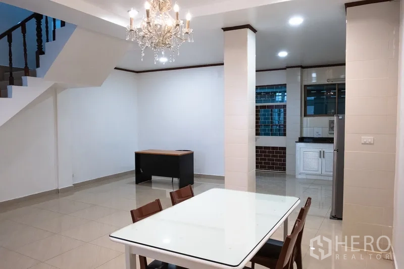 带办公室的家 出租在Khlong Toei, Bangkok - 开放式一层空间带楼梯，适合作为办公工位。