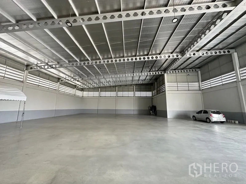 工厂 出租或出售在Lam Luk Ka, Pathum Thani - 高净空仓库，金属保温屋面与开孔钢梁。