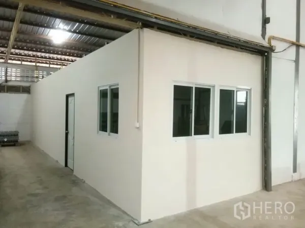 Warehouse for rent in Suan Luang, Bangkok - Built-in office box with sliding windows inside the warehouse.
