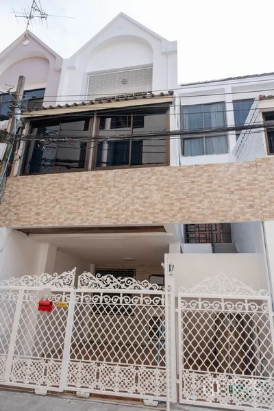 带办公室的家 出租在Khlong Toei, Bangkok - 三层家庭办公外立面，带白色锻铁大门，位于帕卡农。