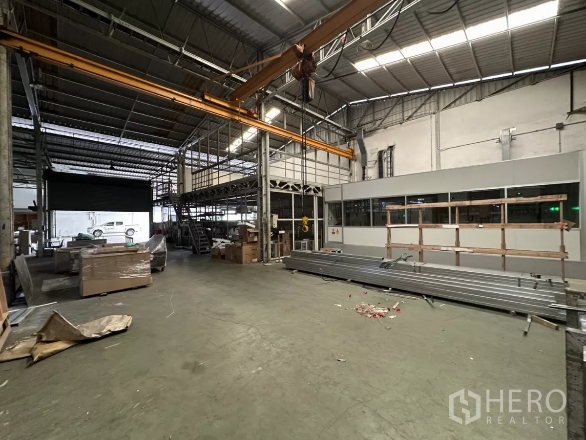 货栈 出租在Yan Nawa, Bangkok - 开放作业区，行车轨道、卷帘门和模块化办公室