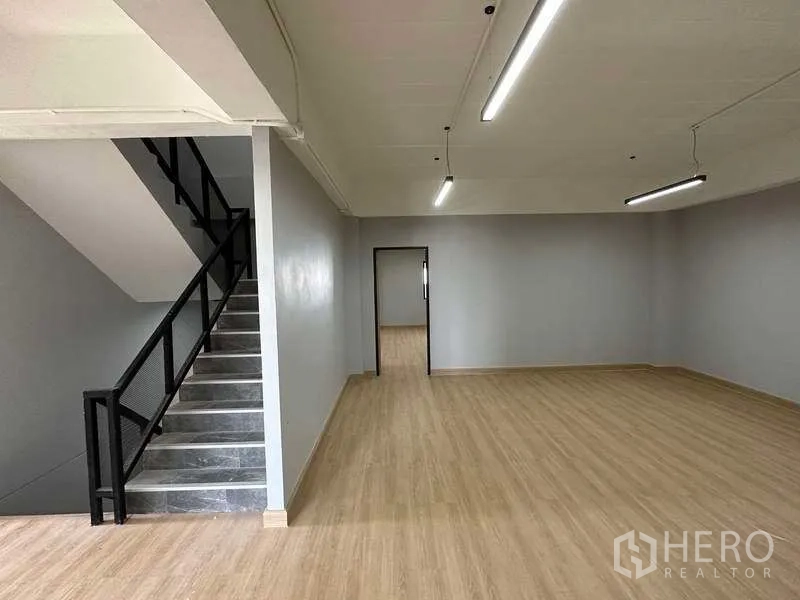 工厂 出售在Khlong Luang, Pathum Thani - 楼上办公室，木纹地板与金属楼梯。