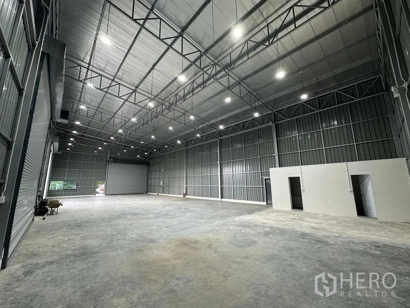 Warehouse for rent in Bang Kapi, Bangkok - Open storage area with internal office and restroom block inside the warehouse.