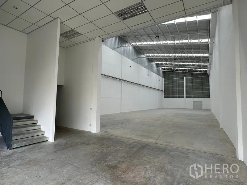 Factory for rent in Khlong Luang, Pathum Thani - Spacious production hall with concrete floor, mezzanine stair and high steel truss roof