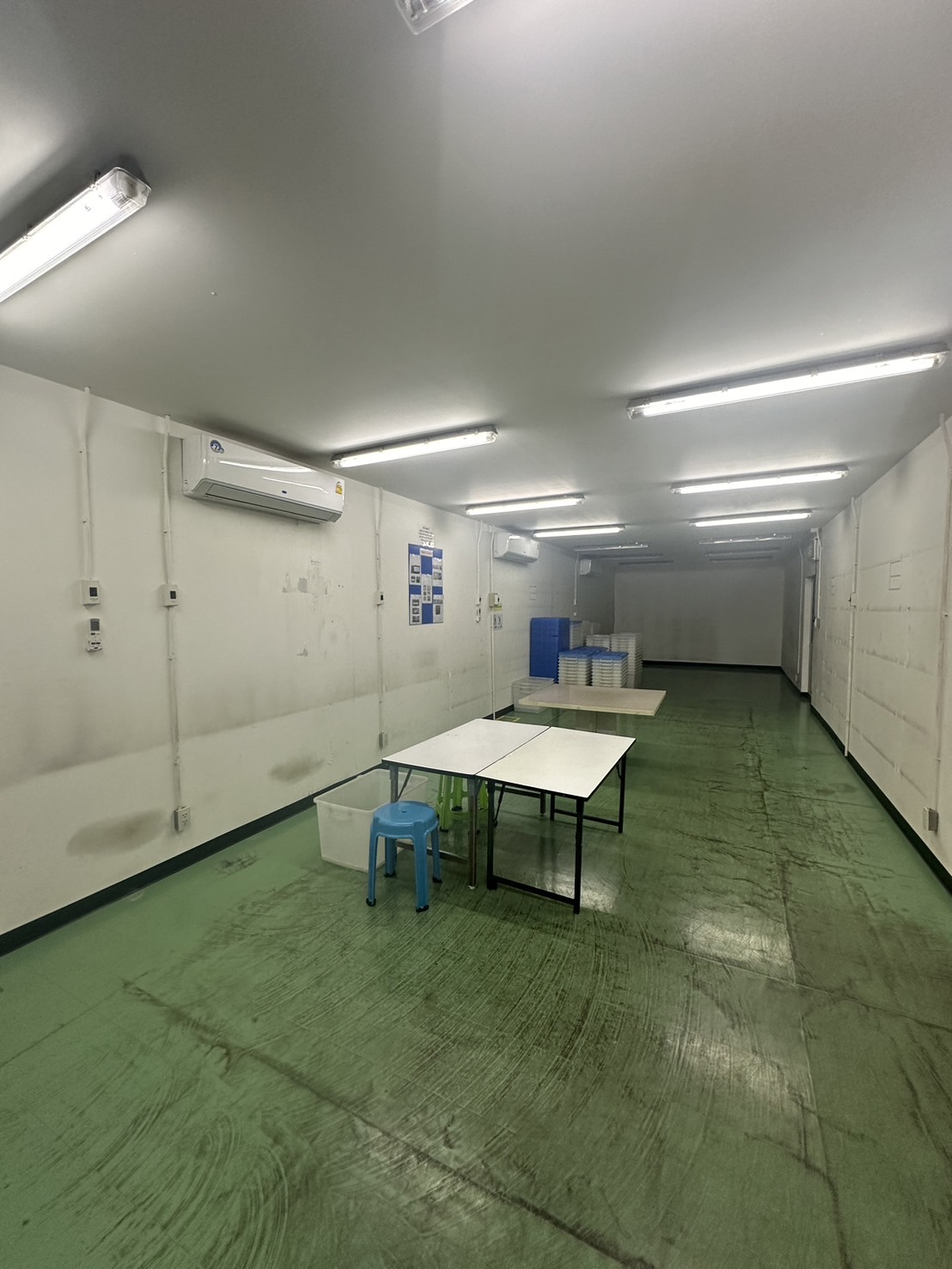 Warehouse for rent or sale in Lam Luk Ka, Pathum Thani - Bright office or meeting room with large windows, blinds and tiled floor.