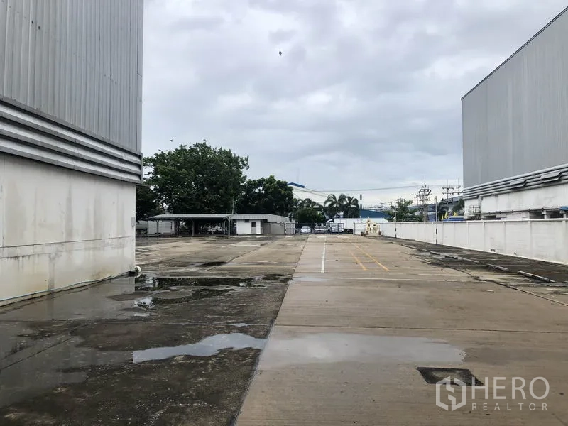 Factory for rent in Phra Nakhon Si Ayutthaya - Long driveway and maneuvering yard between industrial buildings suitable for container trucks.
