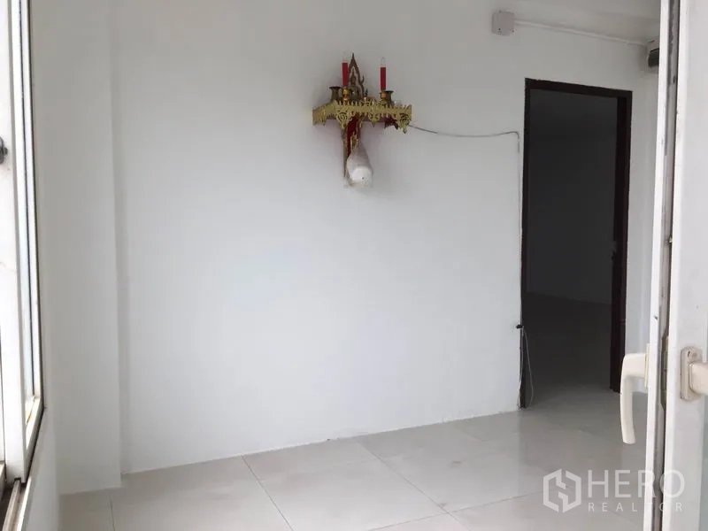 Factory for rent in Lam Luk Ka, Pathum Thani - Compact utility or storage nook with window and a small wall-mounted shelf.