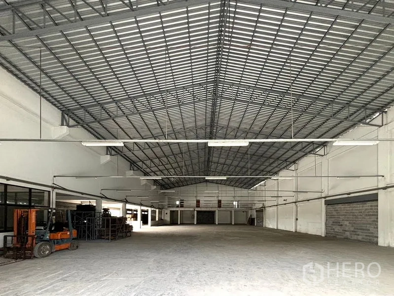 货栈 出租在Bang Khun Thian, Bangkok - 开放式存储大厅，高跨屋顶、照明充足，并设叉车作业区。