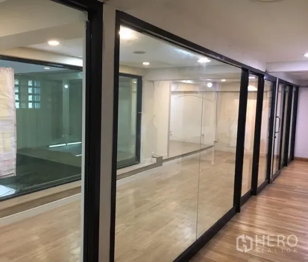 Retail Space for rent in Watthana, Bangkok - Glass-walled retail space with recessed ceiling lights and laminate flooring.