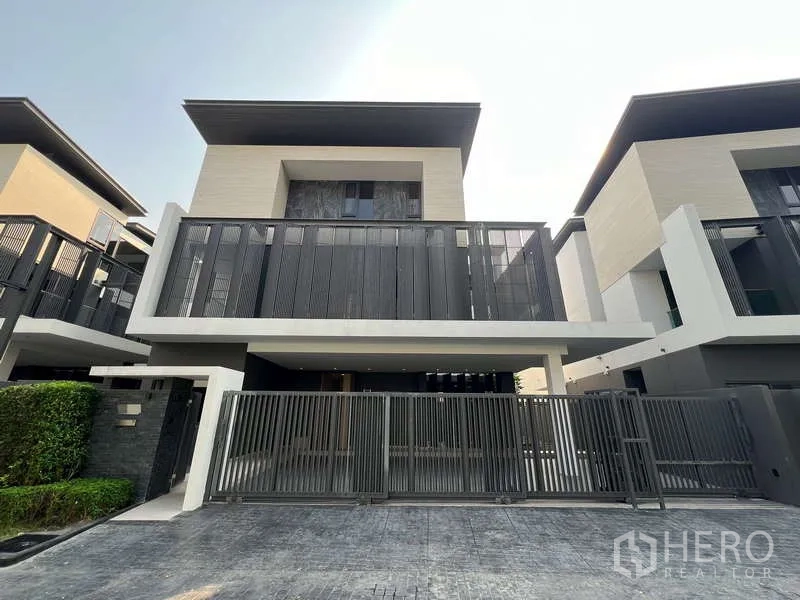 独立式住宅 出租在Suan Luang, Bangkok - 别墅前立面，宽滑动大门与有顶车位