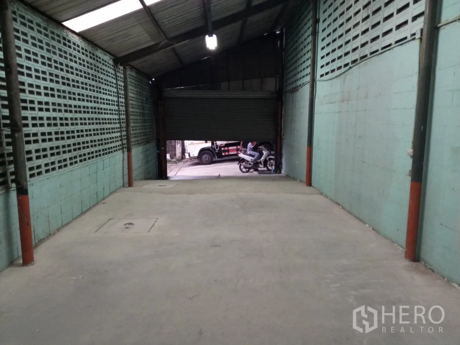 โกดัง for rent in Min Buri, Bangkok - โซนโหลดของมองไปยังประตูม้วนที่เปิดบางส่วน พร้อมทางรถเข้าออก