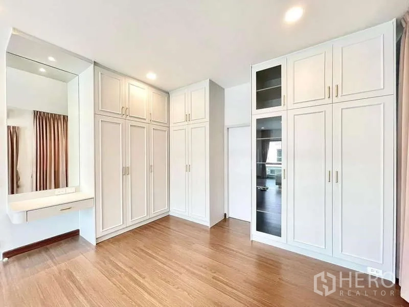 Detached House for rent in Bang Phli, Samut Prakan - Walk-in closet with floor-to-ceiling built-in wardrobes and dressing table.