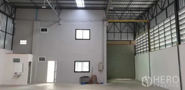 工厂 出租在Lam Luk Ka, Pathum Thani - 高挑仓库内部，钢桁架结构与宽幅卷帘门