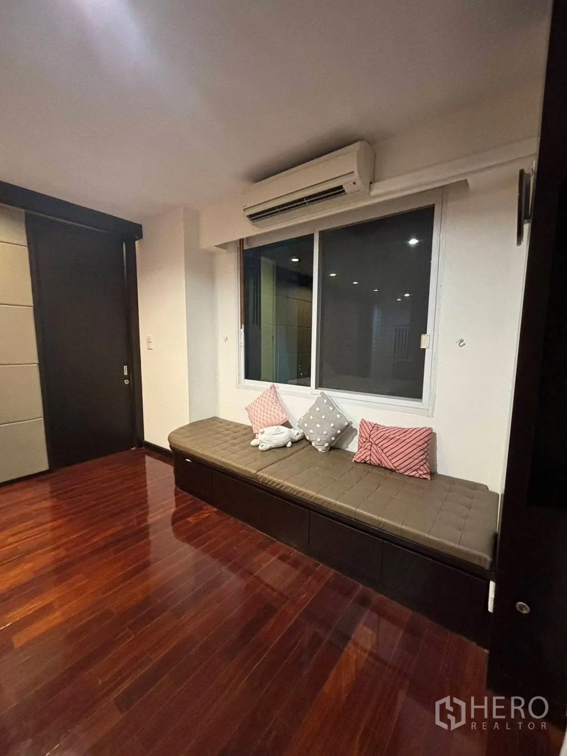 Detached House for rent in Bang Kapi, Bangkok - Window bench with cushions in bedroom overlooking driveway.