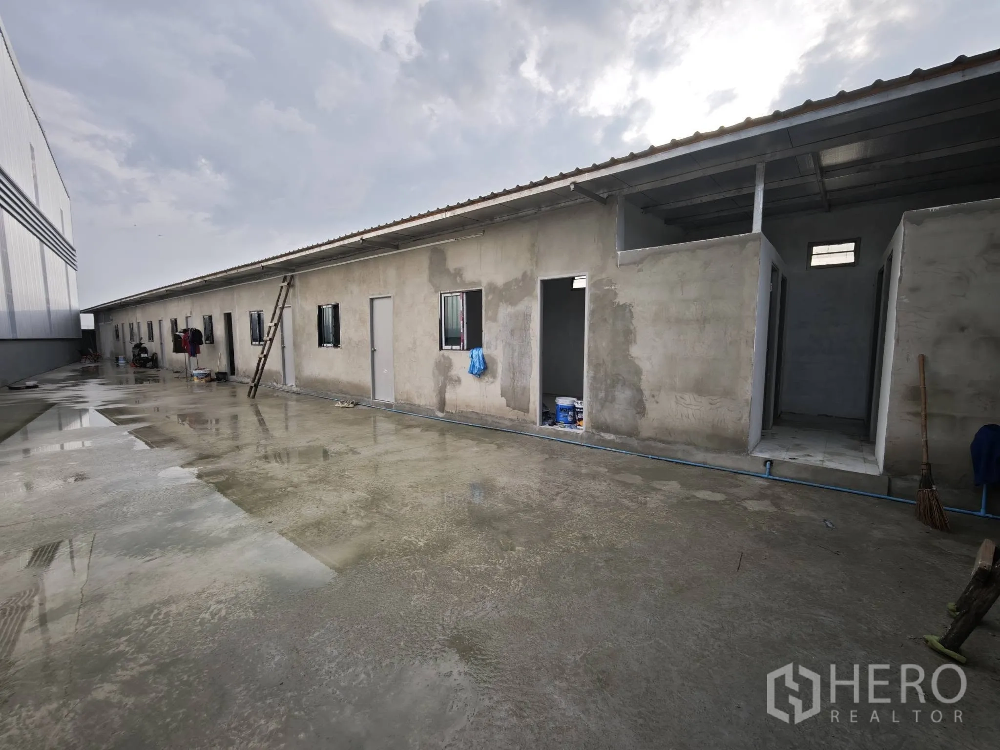 Warehouse for rent or sale in Bang Phli, Samut Prakan - Single-storey row building with multiple rooms and bathrooms beside the warehouse.