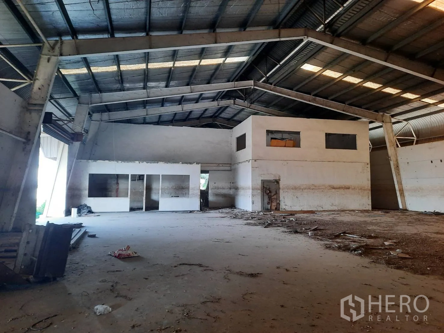 Factory for sale in Bang Pa-in, Phra Nakhon Si Ayutthaya - Spacious factory interior with high steel truss roof, concrete floor, and built-in office rooms.