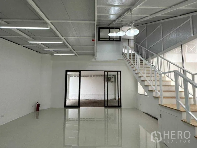 办公空间 出租或出售在Khlong Toei, Bangkok - 主厅带夹层楼梯与玻璃移门分隔的独立房间。
