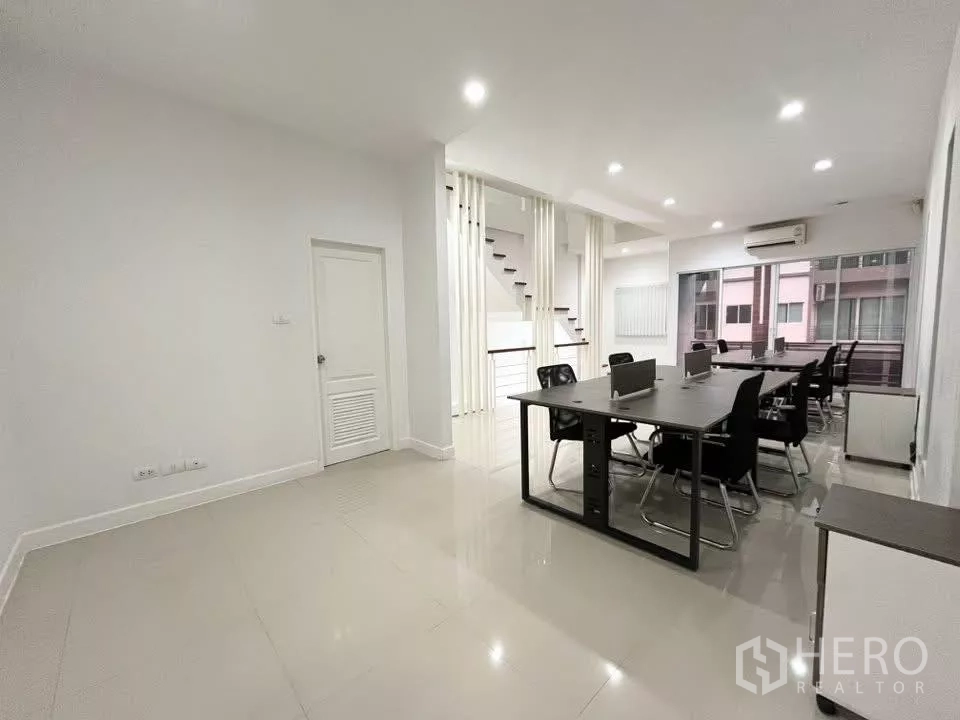 带办公室的家 出租在Bueng Kum, Bangkok - 透视明亮办公层，工位桌、储物柜与分体空调。