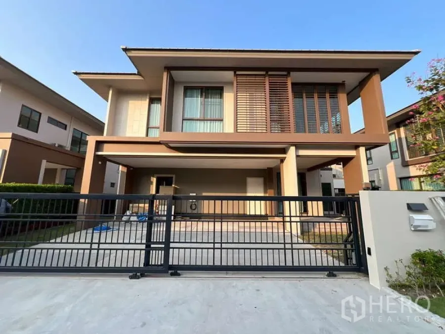 Detached House for rent in Bang Kapi, Bangkok - Front elevation of the detached house with gated entrance and carport.