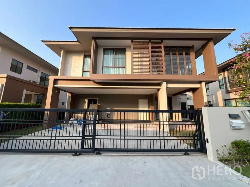 Detached House for rent in Bang Kapi, Bangkok - Front elevation of the detached house with gated entrance and carport.
